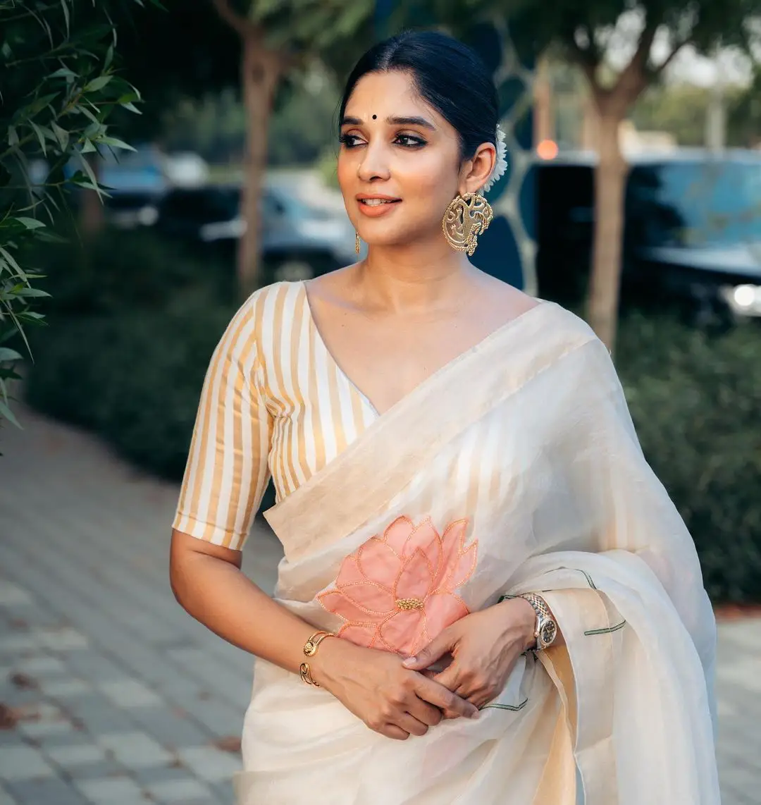 Malayalam Actress Nyla Usha In White Saree Blouse